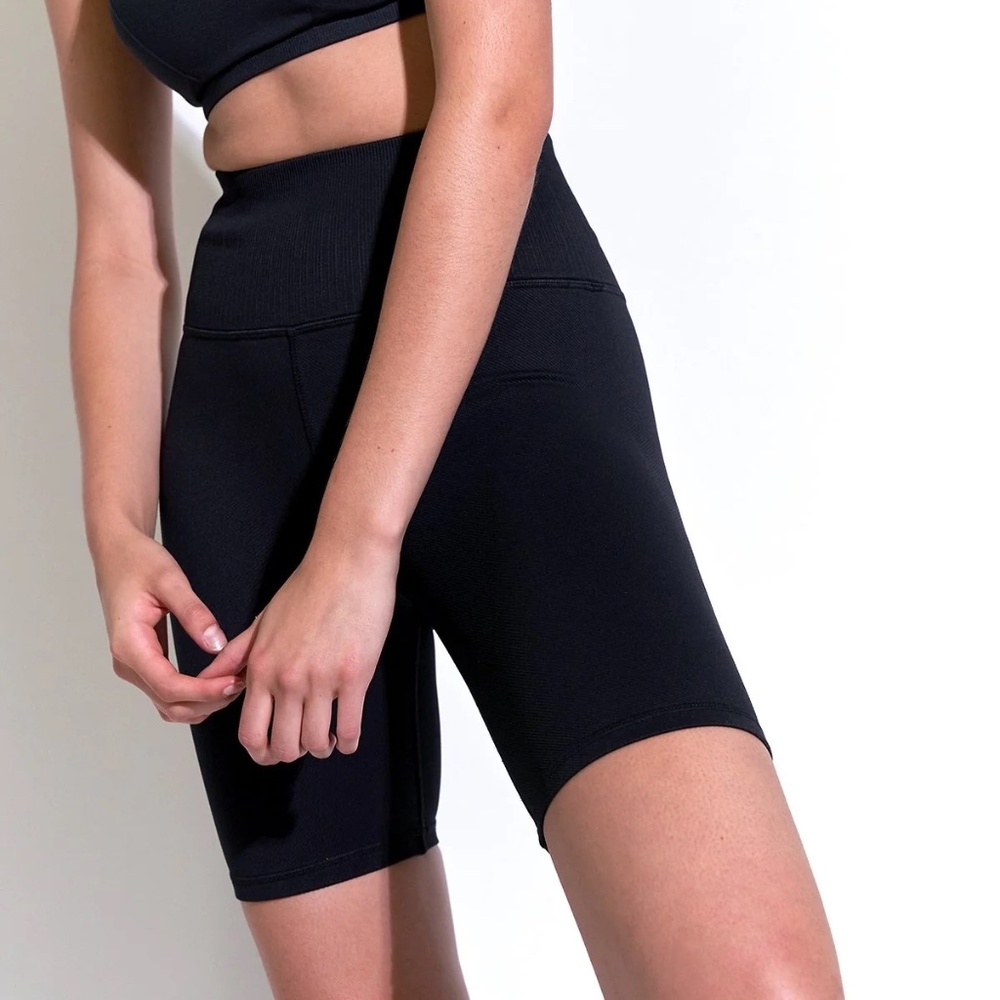 NWT AVOCADO Mid Rise Universal Bike Short Black
